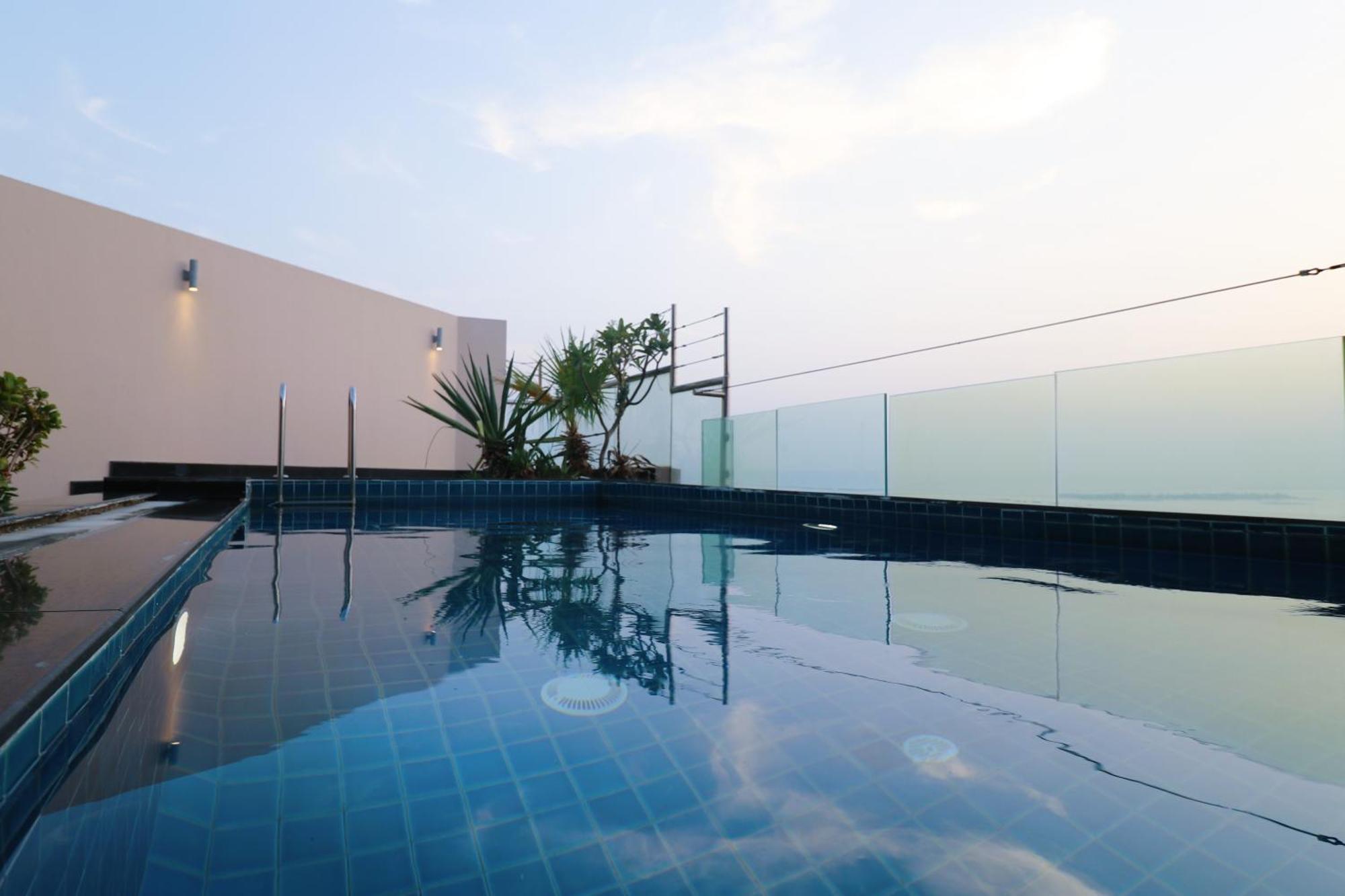 Lagoona Beach Luxury Resort And Spa Manama Exterior photo Rooftop pool at the hotel