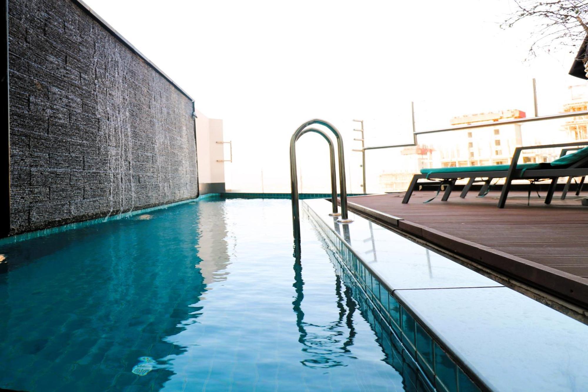 Lagoona Beach Luxury Resort And Spa Manama Exterior photo The rooftop pool at the hotel
